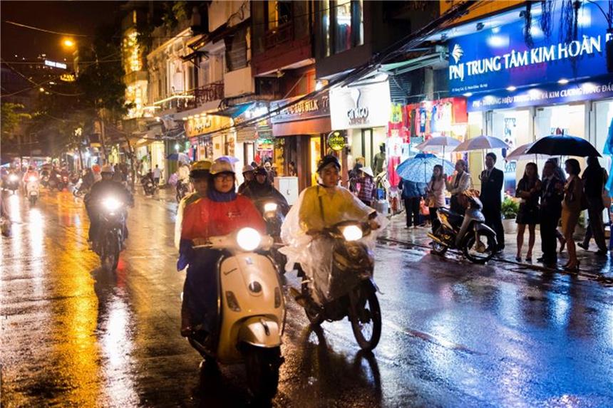 Nur mit Reisepass nach Marokko und Motorradklau in Vietnam Motorräder sind in Vietnam ein beliebtes Fortbewegungsmittel. Doch auch viele Diebe haben es auf die Zweiräder abgesehen. Urlauber sollten auf ihre Leihfahrzeuge gut aufpassen. Foto: Gregor Fischer