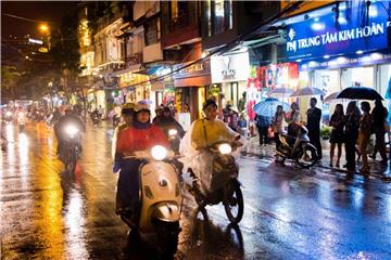 Motorräder sind in Vietnam ein beliebtes Fortbewegungsmittel. Doch auch viele Diebe haben es auf die Zweiräder abgesehen. Urlauber sollten auf ihre Leihfahrzeuge gut aufpassen. Foto: Gregor Fischer