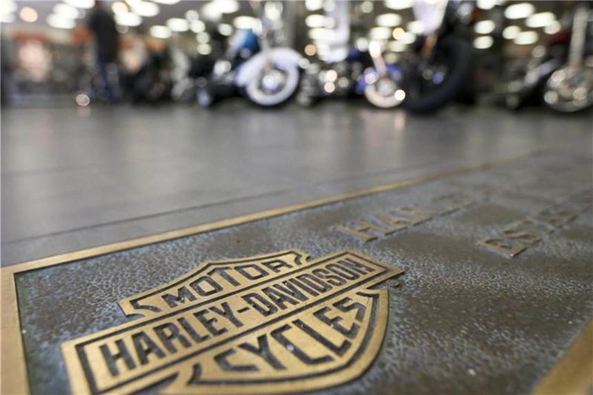 US-Motorrad-Ikone Harley-Davidson verdient deutlich weniger Motorräder und ein bronzenes Emblem des Herstellers Harley-Davidson bei einem Händler in den USA. Foto: Keith Srakocic/AP