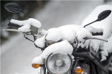 Motorräder vertragen Schnee und Kälte, Batterie aber nicht. Foto: Arno Burgi/dpa