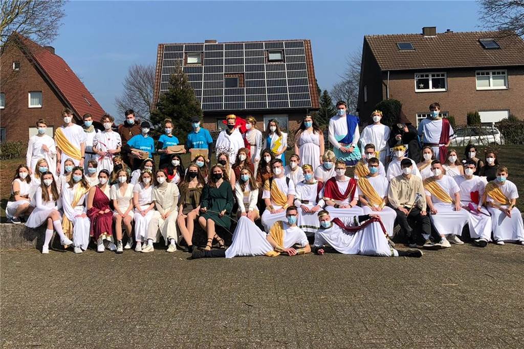 Masken und Kostüme: Mottowoche in Corona-Zeiten am Vredener Gymnasium Mottotag in der Mitte der letzten Woche vor den Osterferien: "Abilymp - Götter verlassen den Olymp".
