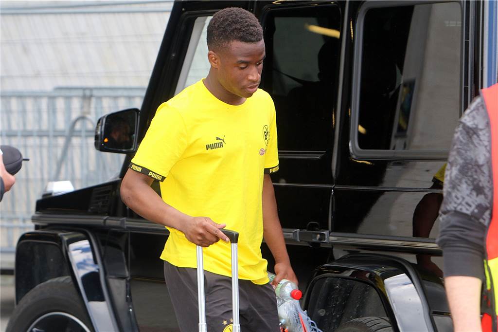 80 Minuten mit Youssoufa Moukoko: Wie der 50-Tore-Angreifer das Endspiel gegen Köln erlebte Moukoko verlässt das Stadion Rote Erde.