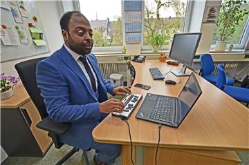 Mourad Louloud ist erblindet. Er nutzt technische Hilfsmittel und arbeitet damit in einer beeindruckenden Geschwindigkeit.