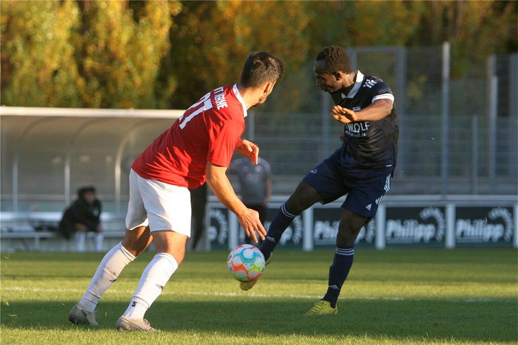 18 Spieler und weitere mögliche Neuzugänge Moussa Sangare (r.) ist einer von vielen Neuzugängen beim A-Liga-Team des TuS Haltern am See.