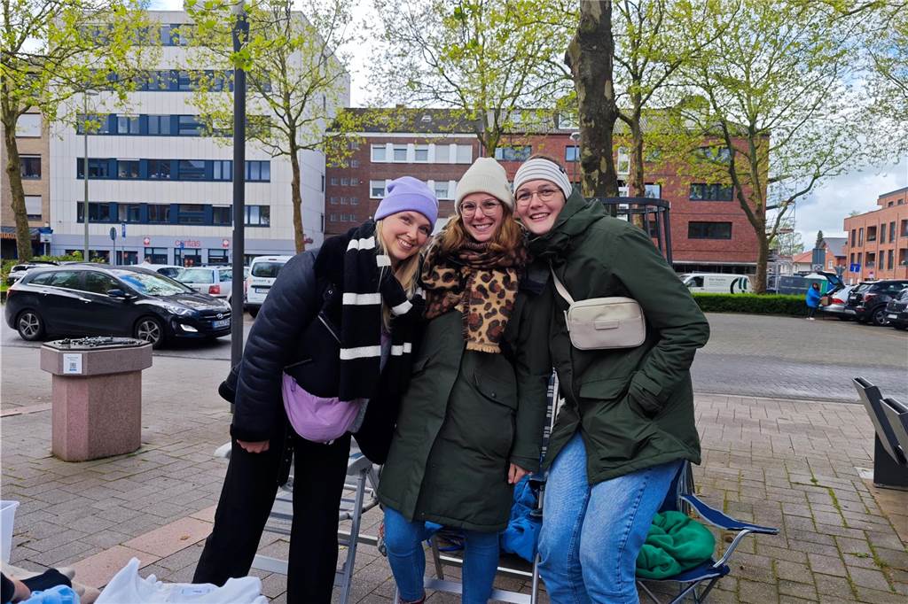 "Mrs. Floh" - alles, was das Frauenherz begehrt. Am Samstag fand auf dem Rathausplatz in Ahaus ein Flohmarkt von und für Frauen statt. 