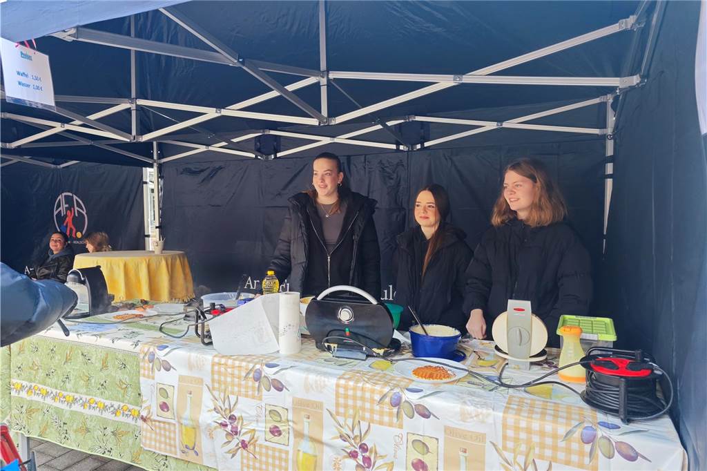 "Mrs. Floh" - alles, was das Frauenherz begehrt. Am Samstag fand auf dem Rathausplatz in Ahaus ein Flohmarkt von und für Frauen statt. 