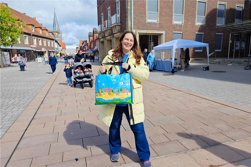 "Mrs. Floh" - alles, was das Frauenherz begehrt. Am Samstag fand auf dem Rathausplatz in Ahaus ein Flohmarkt von und für Frauen statt. 