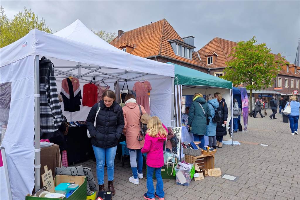 "Mrs. Floh" - alles, was das Frauenherz begehrt. Am Samstag fand auf dem Rathausplatz in Ahaus ein Flohmarkt von und für Frauen statt. 