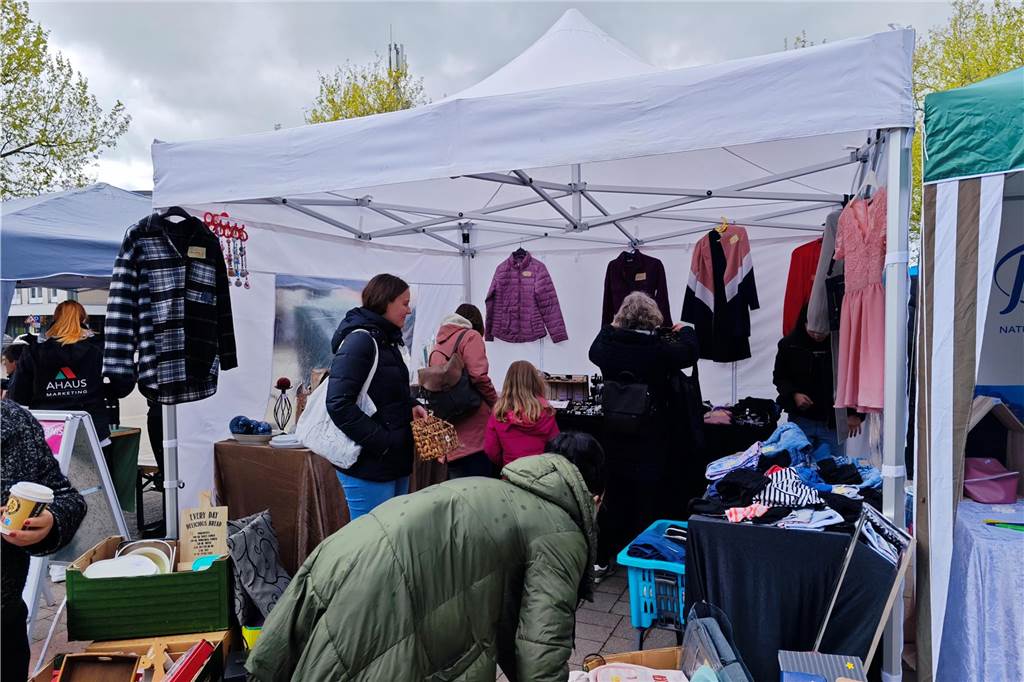 "Mrs. Floh" - alles, was das Frauenherz begehrt. Am Samstag fand auf dem Rathausplatz in Ahaus ein Flohmarkt von und für Frauen statt. 