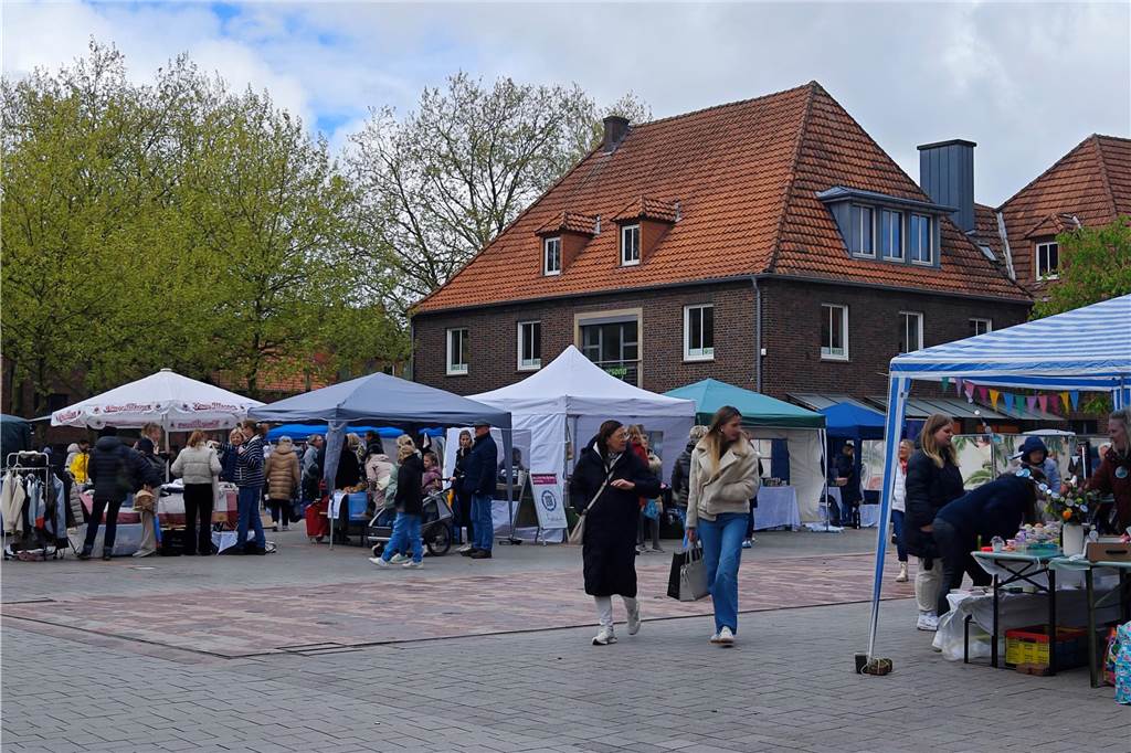 "Mrs. Floh" - alles, was das Frauenherz begehrt. Am Samstag fand auf dem Rathausplatz in Ahaus ein Flohmarkt von und für Frauen statt. 
