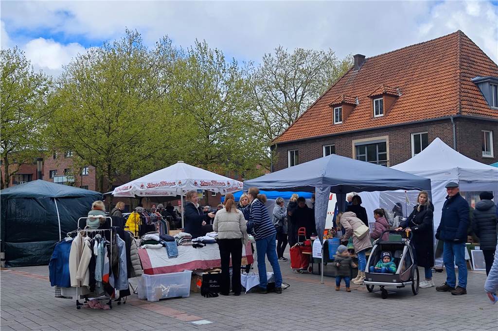 "Mrs. Floh" - alles, was das Frauenherz begehrt. Am Samstag fand auf dem Rathausplatz in Ahaus ein Flohmarkt von und für Frauen statt. 