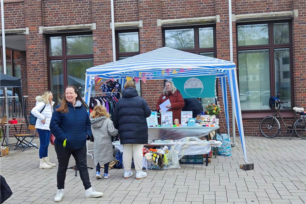"Mrs. Floh" - alles, was das Frauenherz begehrt. Am Samstag fand auf dem Rathausplatz in Ahaus ein Flohmarkt von und für Frauen statt. 
