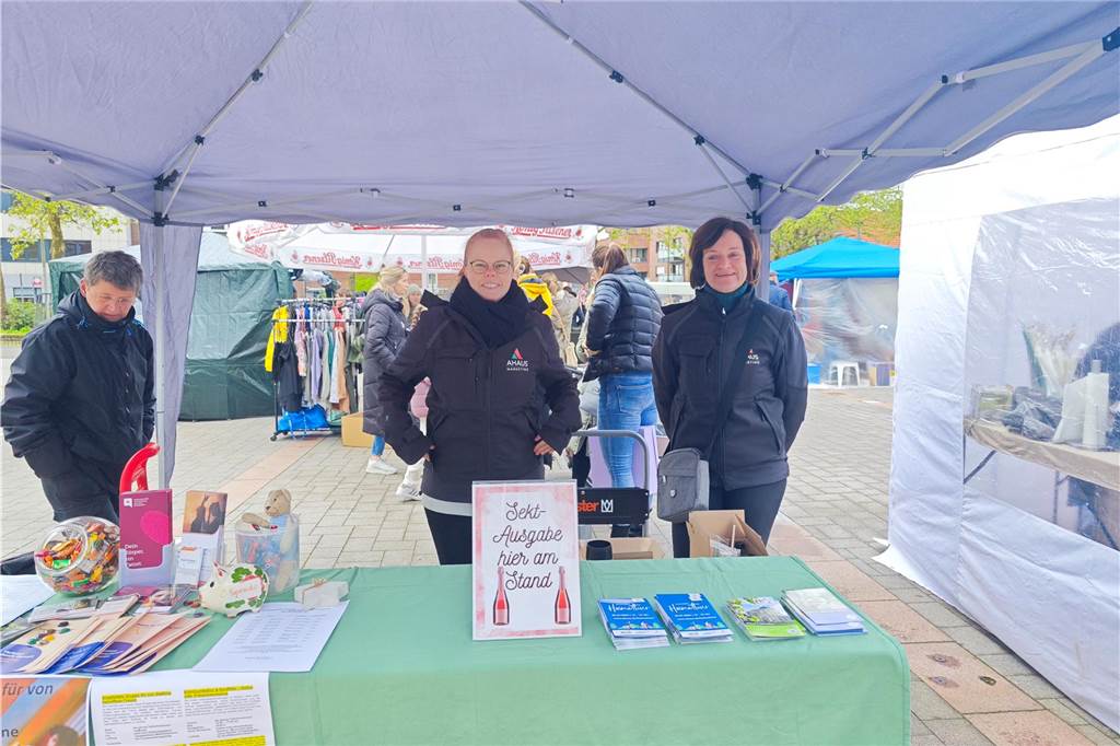 "Mrs. Floh" - alles, was das Frauenherz begehrt. Am Samstag fand auf dem Rathausplatz in Ahaus ein Flohmarkt von und für Frauen statt. 