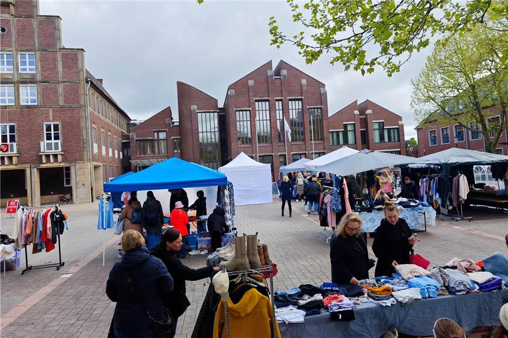"Mrs. Floh" - alles, was das Frauenherz begehrt. Am Samstag fand auf dem Rathausplatz ein Flohmarkt von und für Frauen statt.