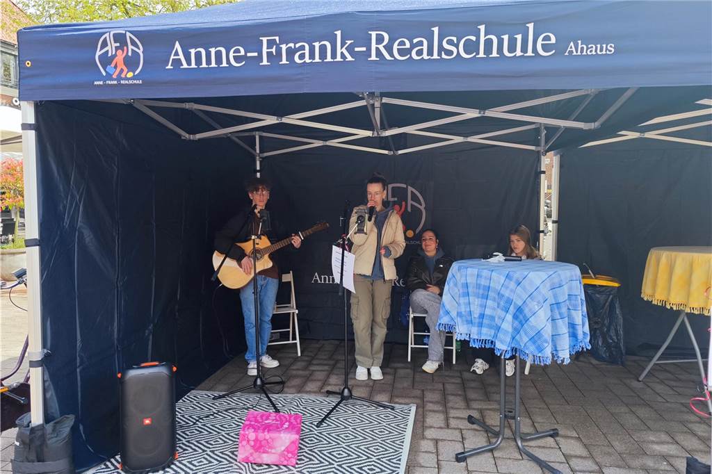 "Mrs. Floh" - alles, was das Frauenherz begehrt. Am Samstag fand auf dem Rathausplatz ein Flohmarkt von und für Frauen statt.