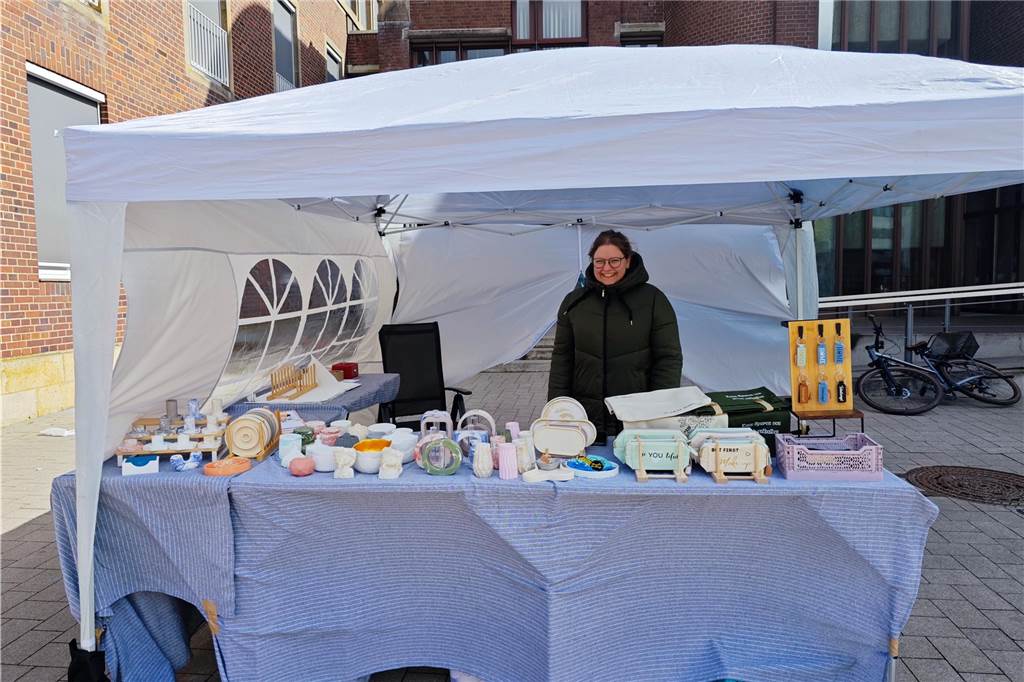 "Mrs. Floh" - alles, was das Frauenherz begehrt. Am Samstag fand auf dem Rathausplatz ein Flohmarkt von und für Frauen statt.