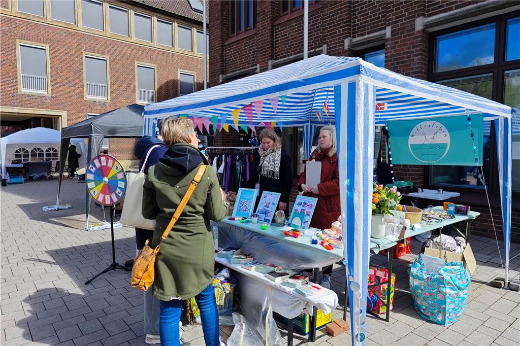 "Mrs. Floh" - alles, was das Frauenherz begehrt. Am Samstag fand auf dem Rathausplatz ein Flohmarkt von und für Frauen statt.