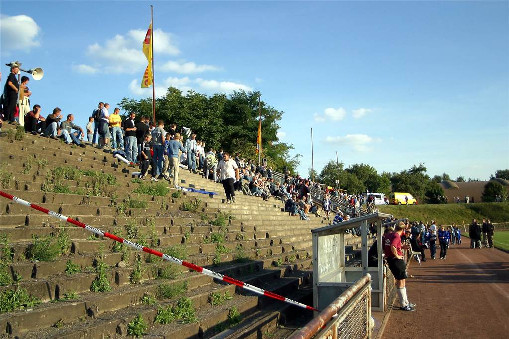 MSV Duisburg beim Spiel gegen eine Mannschaft des FC Frohlinde mit Akteuren der Stadtauswahl Castrop-Rauxel