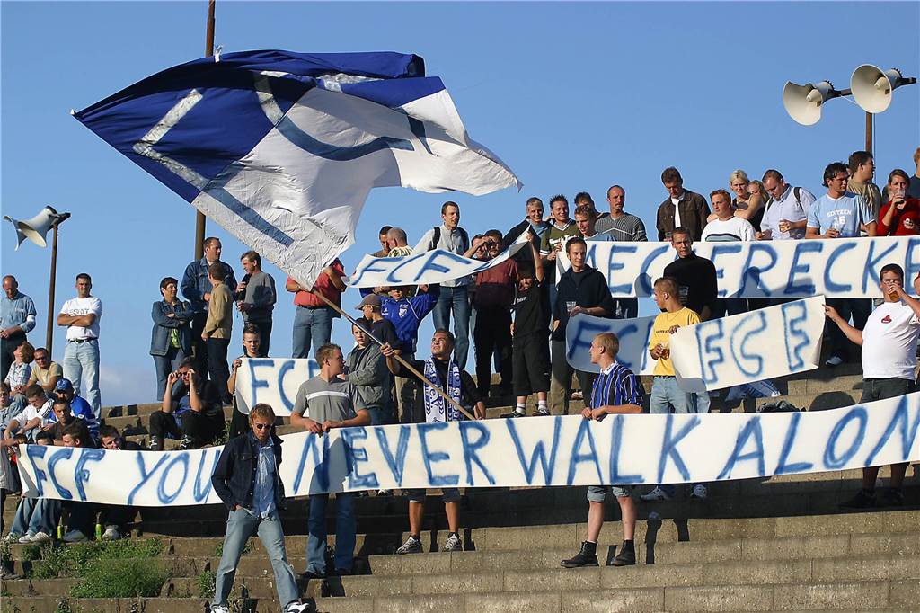 MSV Duisburg beim Spiel gegen eine Mannschaft des FC Frohlinde mit Akteuren der Stadtauswahl Castrop-Rauxel