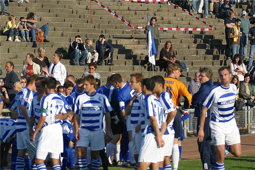 MSV Duisburg beim Spiel gegen eine Mannschaft des FC Frohlinde mit Akteuren der Stadtauswahl Castrop-Rauxel