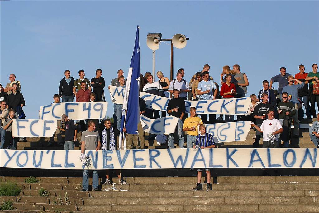 MSV Duisburg beim Spiel gegen eine Mannschaft des FC Frohlinde mit Akteuren der Stadtauswahl Castrop-Rauxel