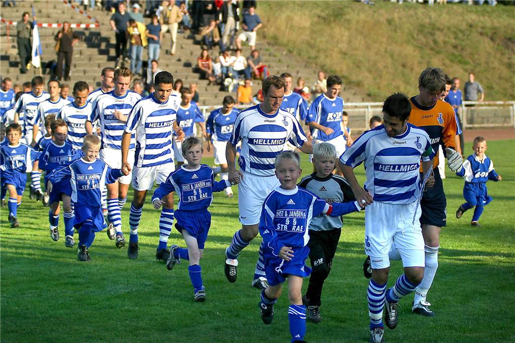 MSV Duisburg beim Spiel gegen eine Mannschaft des FC Frohlinde mit Akteuren der Stadtauswahl Castrop-Rauxel