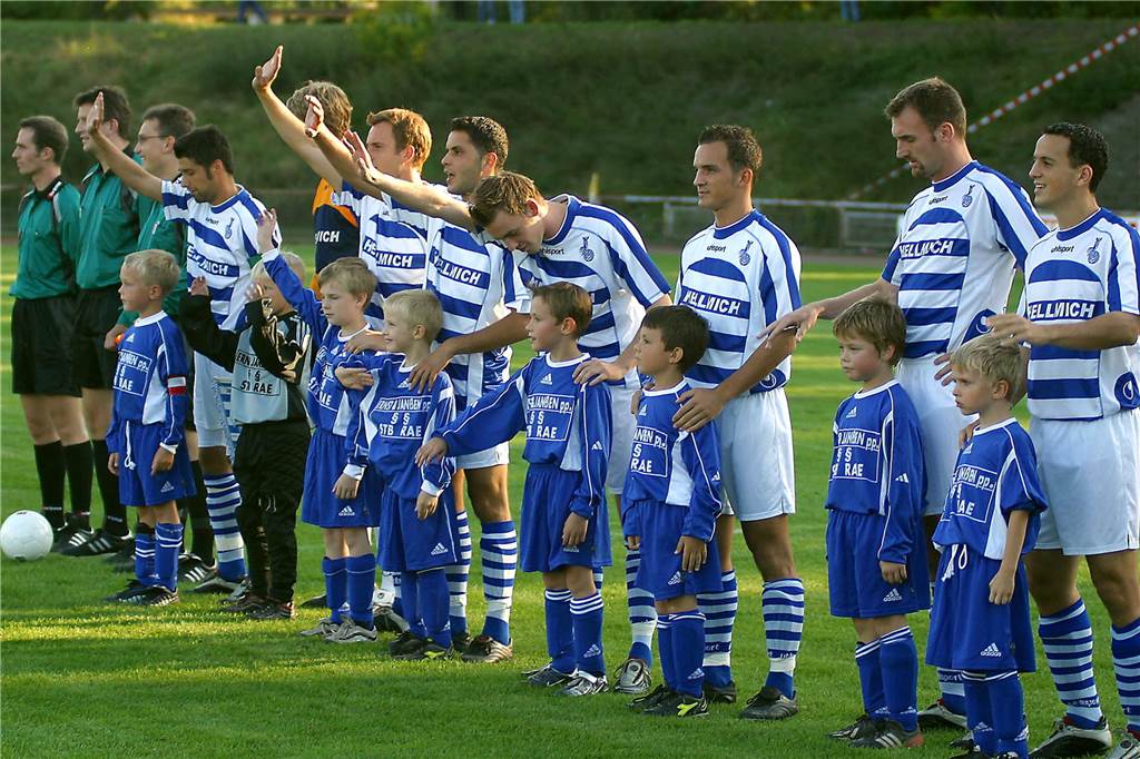 MSV Duisburg beim Spiel gegen eine Mannschaft des FC Frohlinde mit Akteuren der Stadtauswahl Castrop-Rauxel