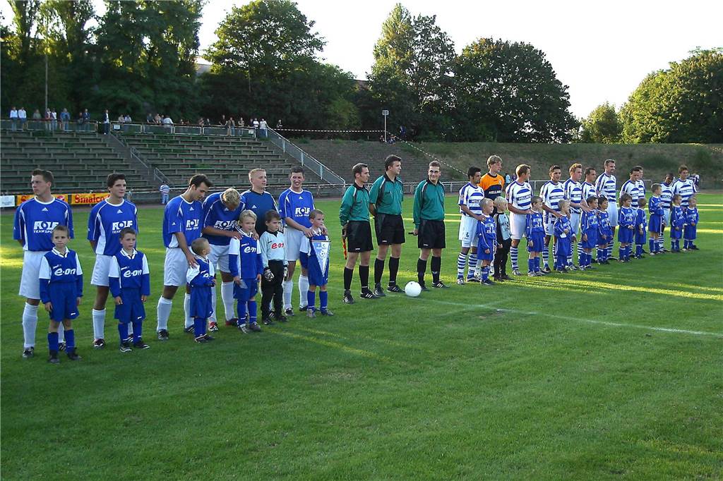 MSV Duisburg beim Spiel gegen eine Mannschaft des FC Frohlinde mit Akteuren der Stadtauswahl Castrop-Rauxel