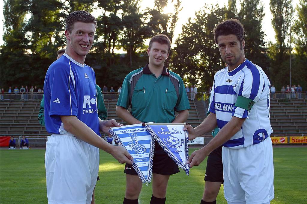 MSV Duisburg beim Spiel gegen eine Mannschaft des FC Frohlinde mit Akteuren der Stadtauswahl Castrop-Rauxel