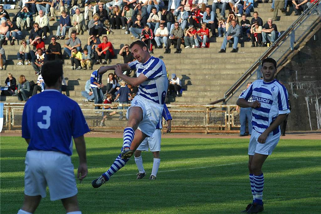 MSV Duisburg beim Spiel gegen eine Mannschaft des FC Frohlinde mit Akteuren der Stadtauswahl Castrop-Rauxel