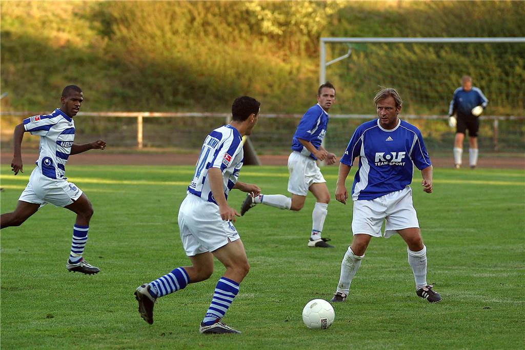 MSV Duisburg beim Spiel gegen eine Mannschaft des FC Frohlinde mit Akteuren der Stadtauswahl Castrop-Rauxel