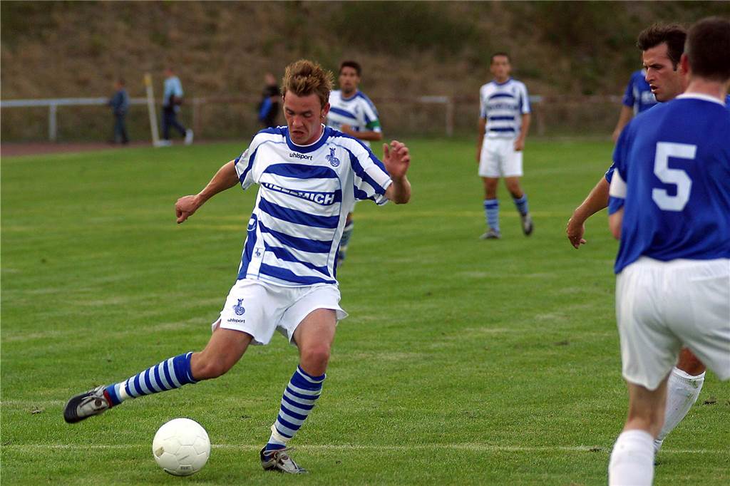 MSV Duisburg beim Spiel gegen eine Mannschaft des FC Frohlinde mit Akteuren der Stadtauswahl Castrop-Rauxel