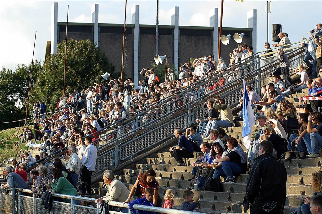 MSV Duisburg beim Spiel gegen eine Mannschaft des FC Frohlinde mit Akteuren der Stadtauswahl Castrop-Rauxel