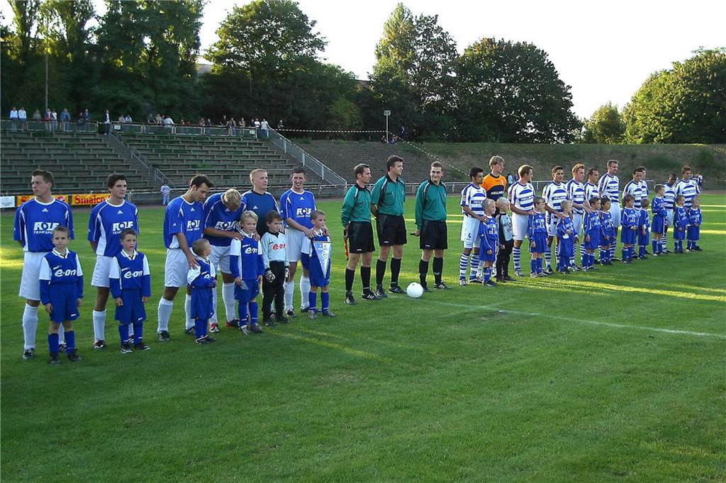 MSV Duisburg beim Spiel gegen eine Mannschaft des FC Frohlinde mit Akteuren der Stadtauswahl Castrop-Rauxel