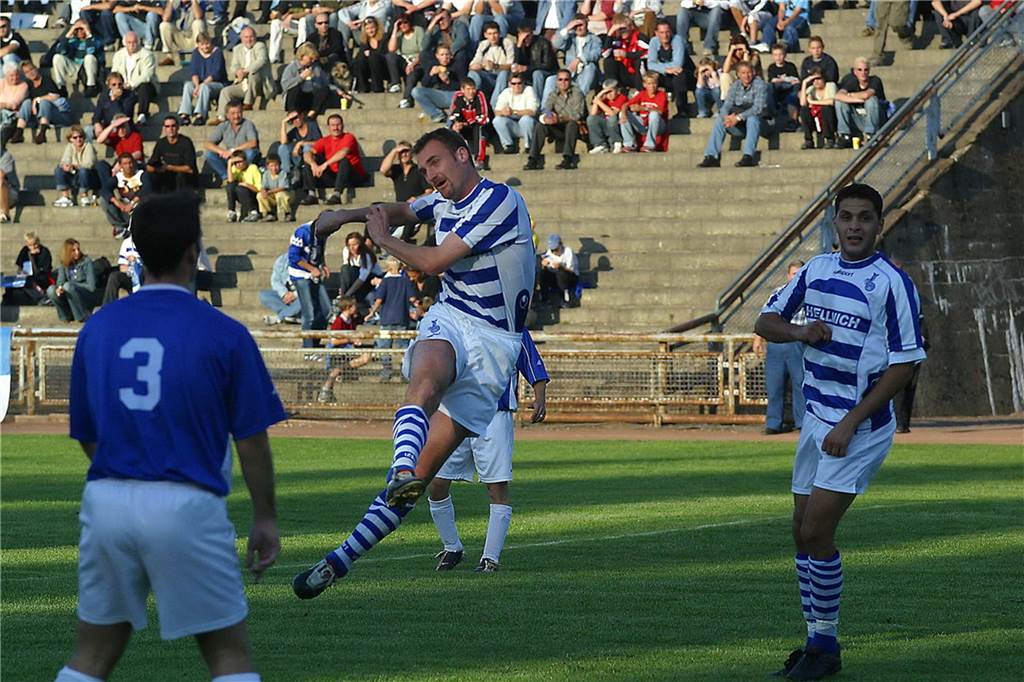 MSV Duisburg beim Spiel gegen eine Mannschaft des FC Frohlinde mit Akteuren der Stadtauswahl Castrop-Rauxel