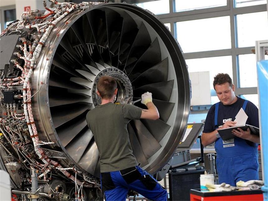 Triebwerkshersteller MTU profitiert von starken Flugzeugverkäufen MTU ist der größte deutsche Hersteller von Triebwerken für zivile und militärische Flugzeuge. Foto: Peter Steffen