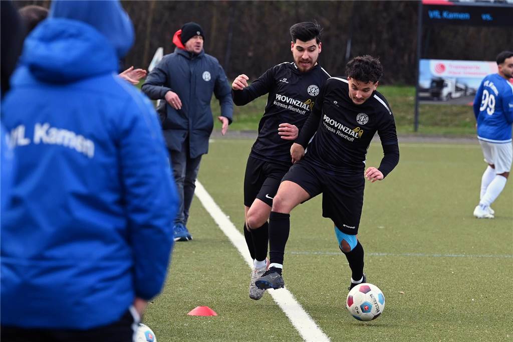 Fünf entscheidende Minuten: VfL Kamen gewinnt klar gegen Mühlhausen Mücahit Cengiz und Islam Kücükyagci (l.) vom SSV Mühlhausen hatten im Derby beim VfL Kamen einen schweren Stand.