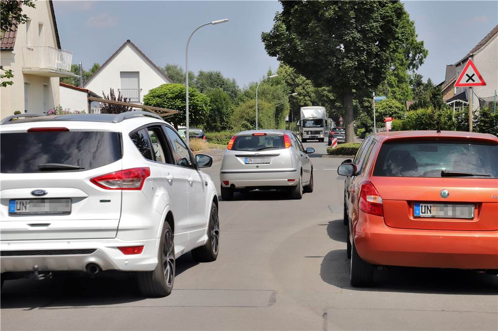 Ortsvorsteher fordern neue Schleichwegroute von Norden zur B1 Mühlhausen, Heerener Straße in Fahrtrichtung Norden: Viel Verkehr herrscht auf der Einfallstraße ins Dorf, viele Fahrer suchen eine Abkürzung von Norden zur B1. Eine neue Ost-West-Verbindungsstrecke zur Nordlünerner Straße soll dieses Problem lösen, das gleiche Problem in Nordlünern auch.