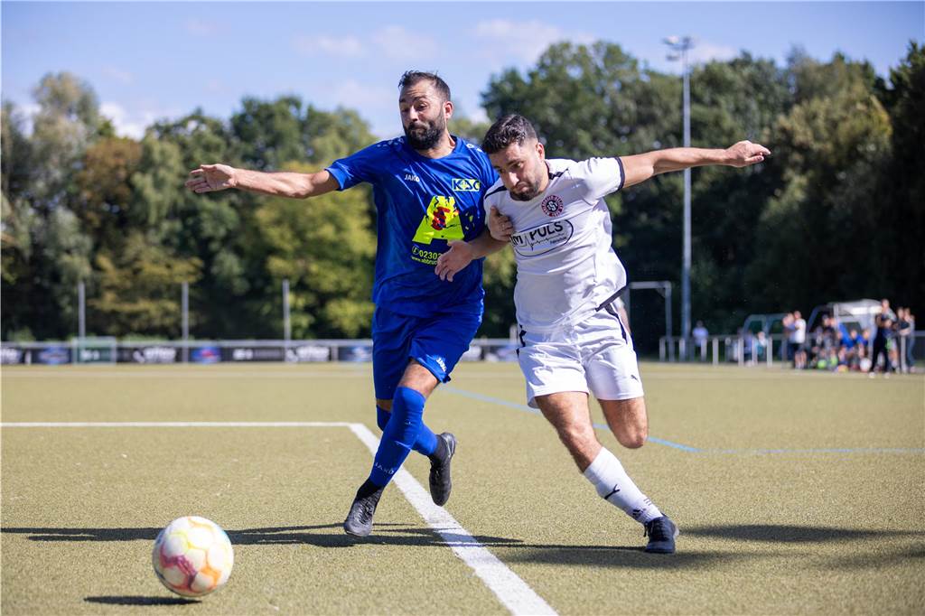 Kamener SC gibt 3:1-Führung noch aus der Hand: SSV Mühlhausen II profitiert von Ampelkarte Mühlhausens Hamza Akman (r.) im Duell mit Kamens Sitki Üstün.