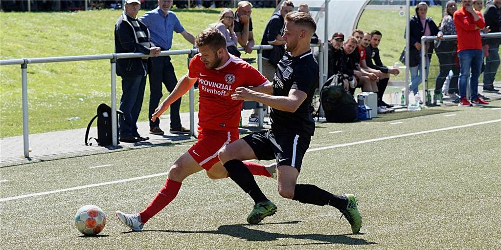 Abgestiegener BV Brambauer vermasselt SSV Mühlhausen-Uelzen das angestrebte Ziel Mühlhausens Justin Pfaff (l.) im Duell mit Brambauers Rajko Milinkovic: Der BV Brambauer trotzte dem Gastgeber einen Punkt ab und verabschiedete sich aus der Bezirksliga.