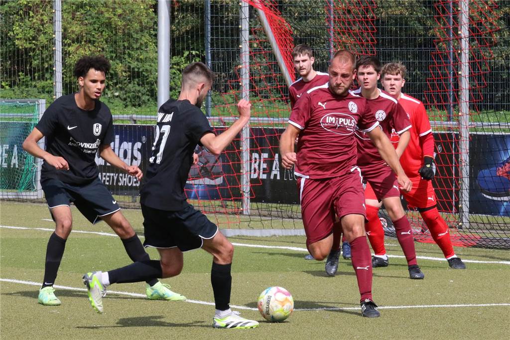 RW Unna nach der Pause „mit mehr Bock nach vorne“: Klarer Derby-Sieg bei SSV Mühlhausen U23 Mühlhausens Kai-Uwe Kobilsek versucht hier, den Ball vor dem herannahenden Alexander Heins von RW Unna zu klären