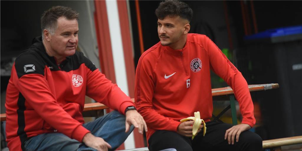 Trainer-Überraschung! SSV Mühlhausen holt Coach − der auch schon beim Rivalen VfR Sölde aktiv war Mühlhausens Sportlicher Leiter Ralf Mäkler (l.) − hier im Gespräch mit Spieler Furkan Cengiz − hat einen neuen Trainer gefunden.
