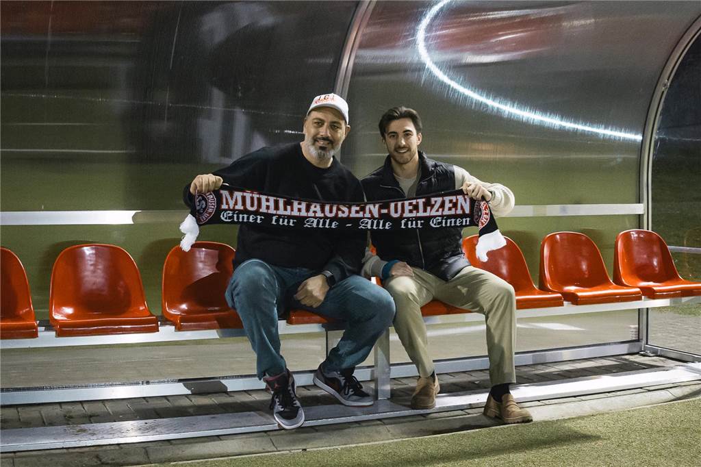 SSV Mühlhausen angelt sich Torjäger Marcel Friede Recep Alkan und Marcel Friede posieren für ein Foto.