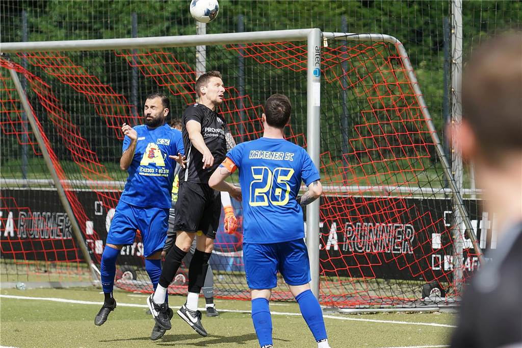 Kamener SC deklassiert SSV Mühlhausen: Moritz Denninghoff trifft vierfach Mühlhausens Steffen Mergardt (M.) kommt vor Kamens Sitki Üstün (hinten) an den Ball.