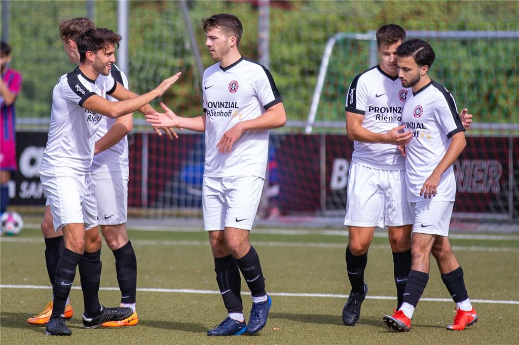 Von wegen Serie: Höhenflug des SSV Mühlhausen endet gegen krampfende U23 Mühlhausens (v.l.) Luca Steinbach, Tom Wycisk, Jona Deifuß, Torben Gretzinger und Can Demircan freuen sich über das frühe 1:0.