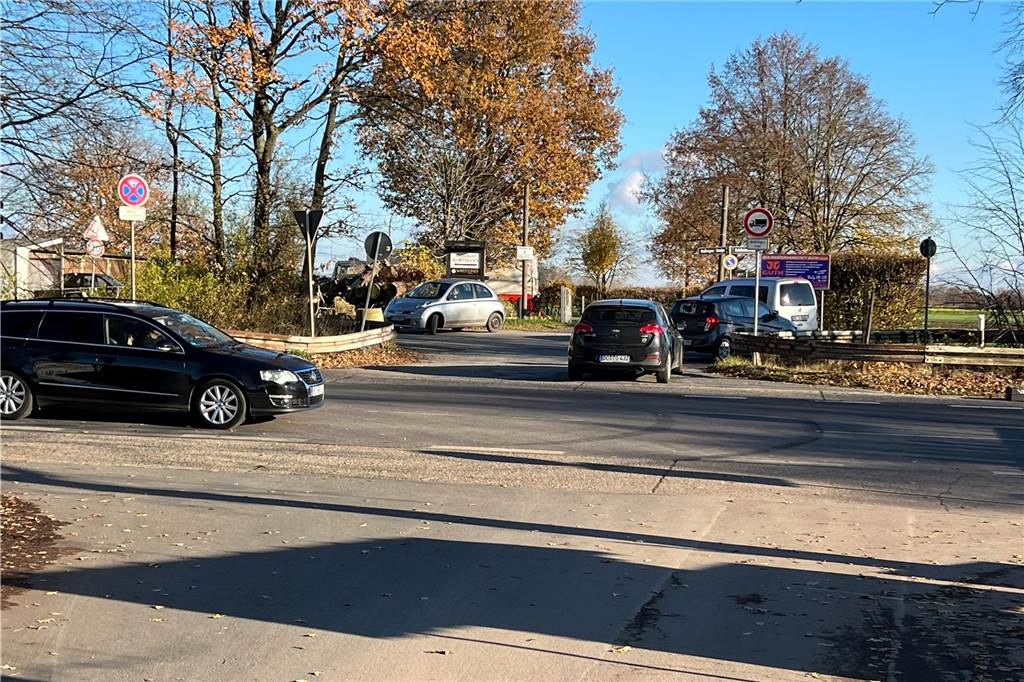 B235 wochenlang gesperrt: Henrichenburger Landwirte sind empört Mühsame Wendemanöver auf dem Parkplatz von Hof Sanders.