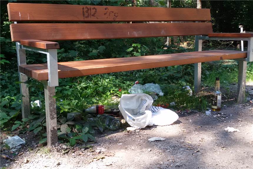 Müll sammelt sich rund um die Sitzbänke am Marksbach.