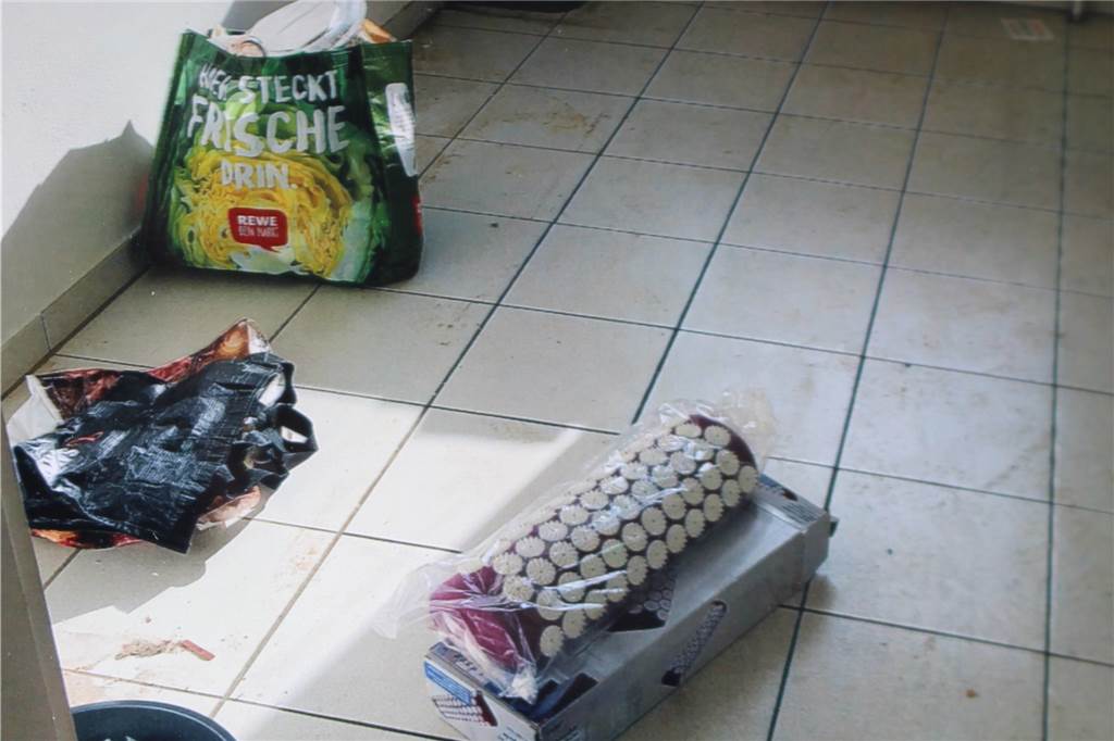 Messie-Mieterin ist weg: Vermieter Peter Podlech fehlen 2500 Euro Müll in Tüten lag noch in der Küche herum.