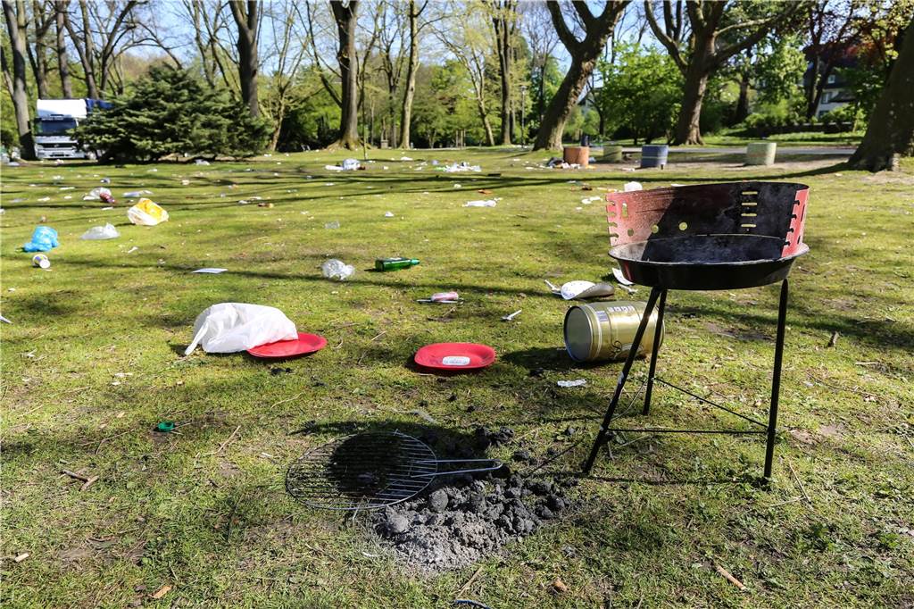 Diskussion um Sperrstunde: Wird der Westpark bald nachts geschlossen? Müll nach abendlichen Grillpartys auf den Wiesen des Westparks sorgt immer wieder für Ärger.