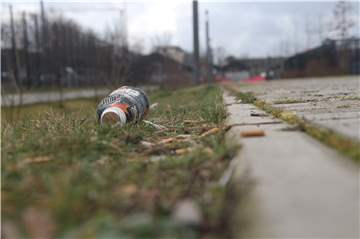 Müll und viele Zigaretten-Stummel liegen am Rand des Weges, der vom Sandforter Weg vorbei am Skatepark in den gerade entstehenden Auenpark führt.